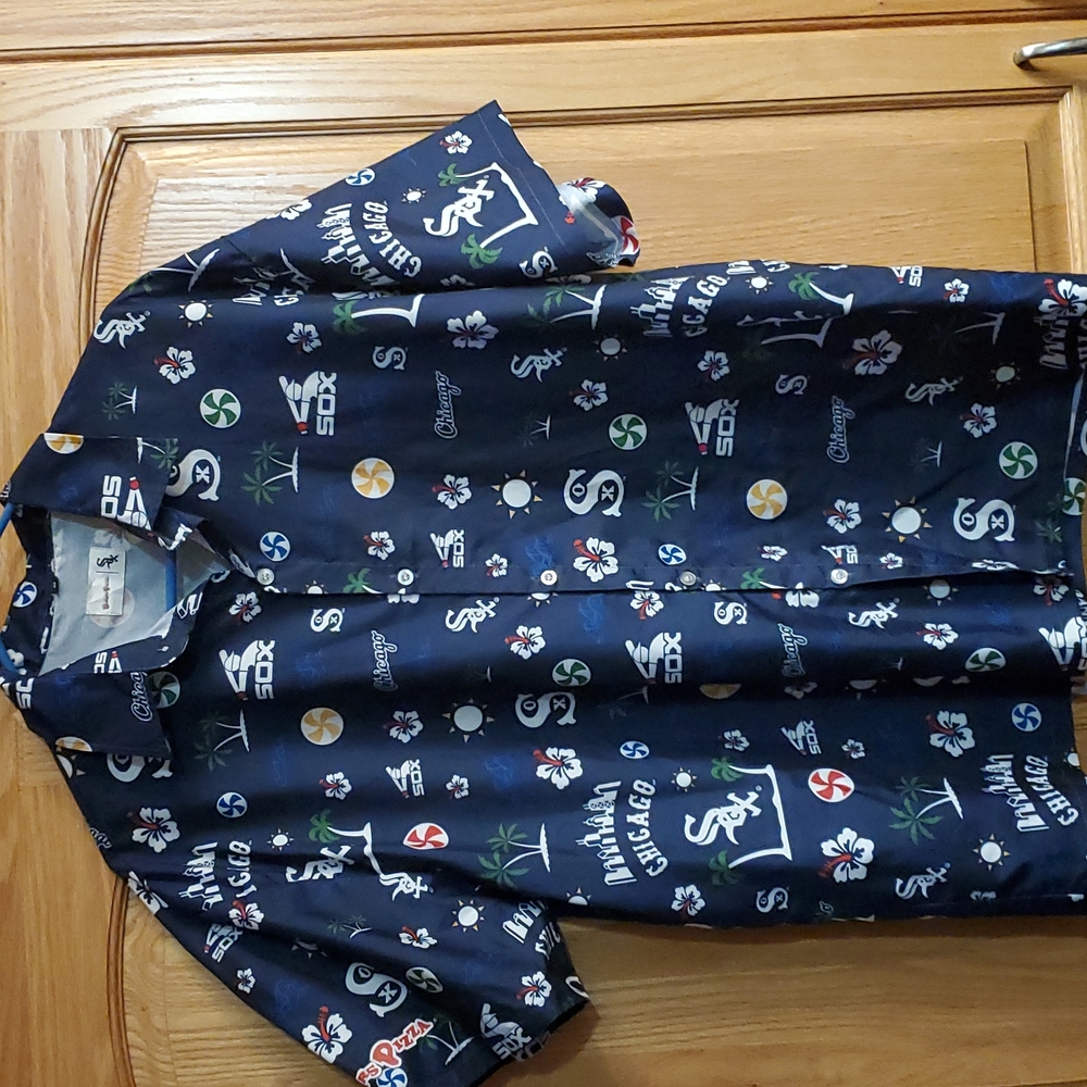 Mens size medium Hawaiian shirt.